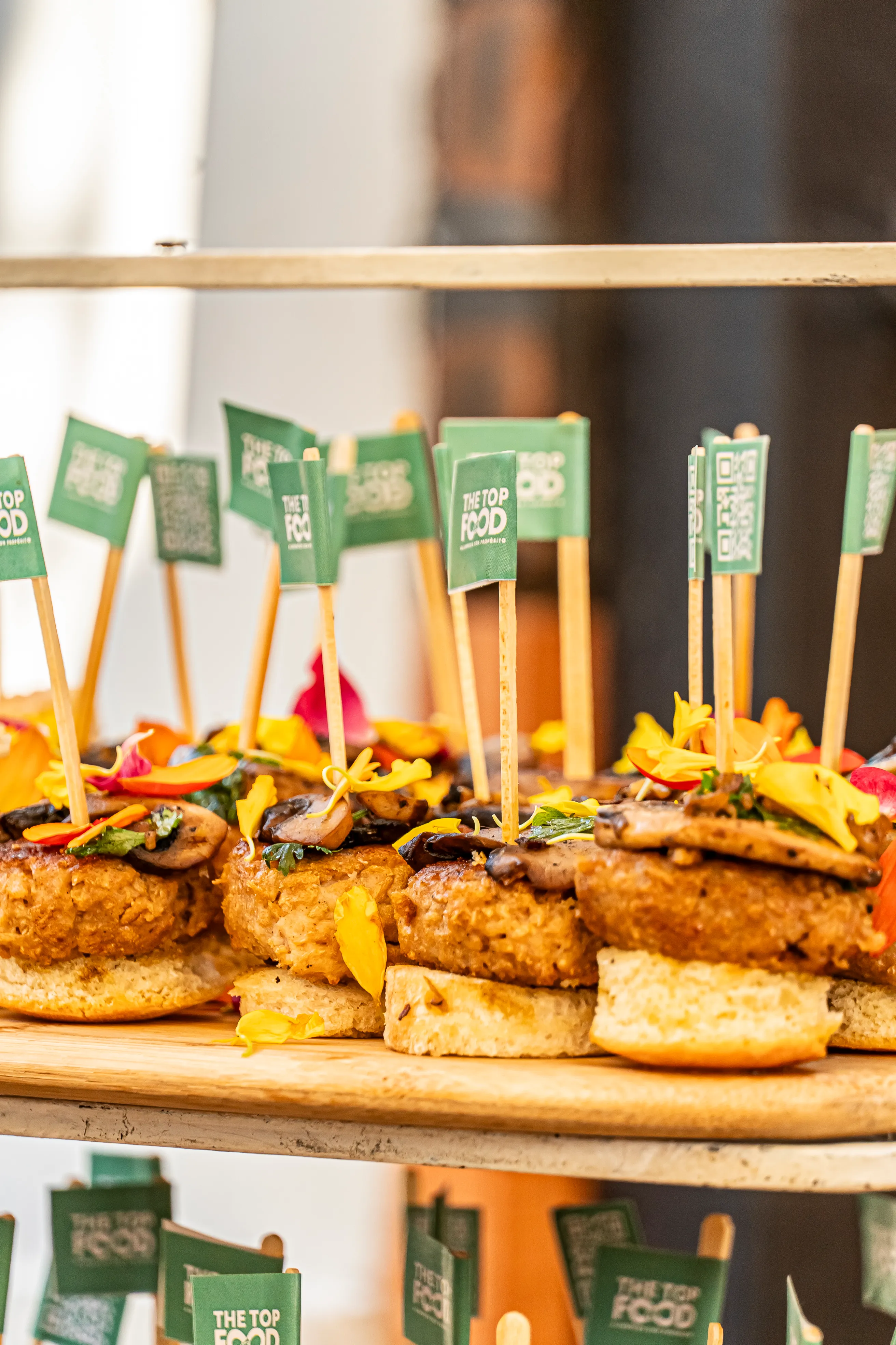 Bocadillos sin gluten de The Top Food presentados en un encuentro gastronómico