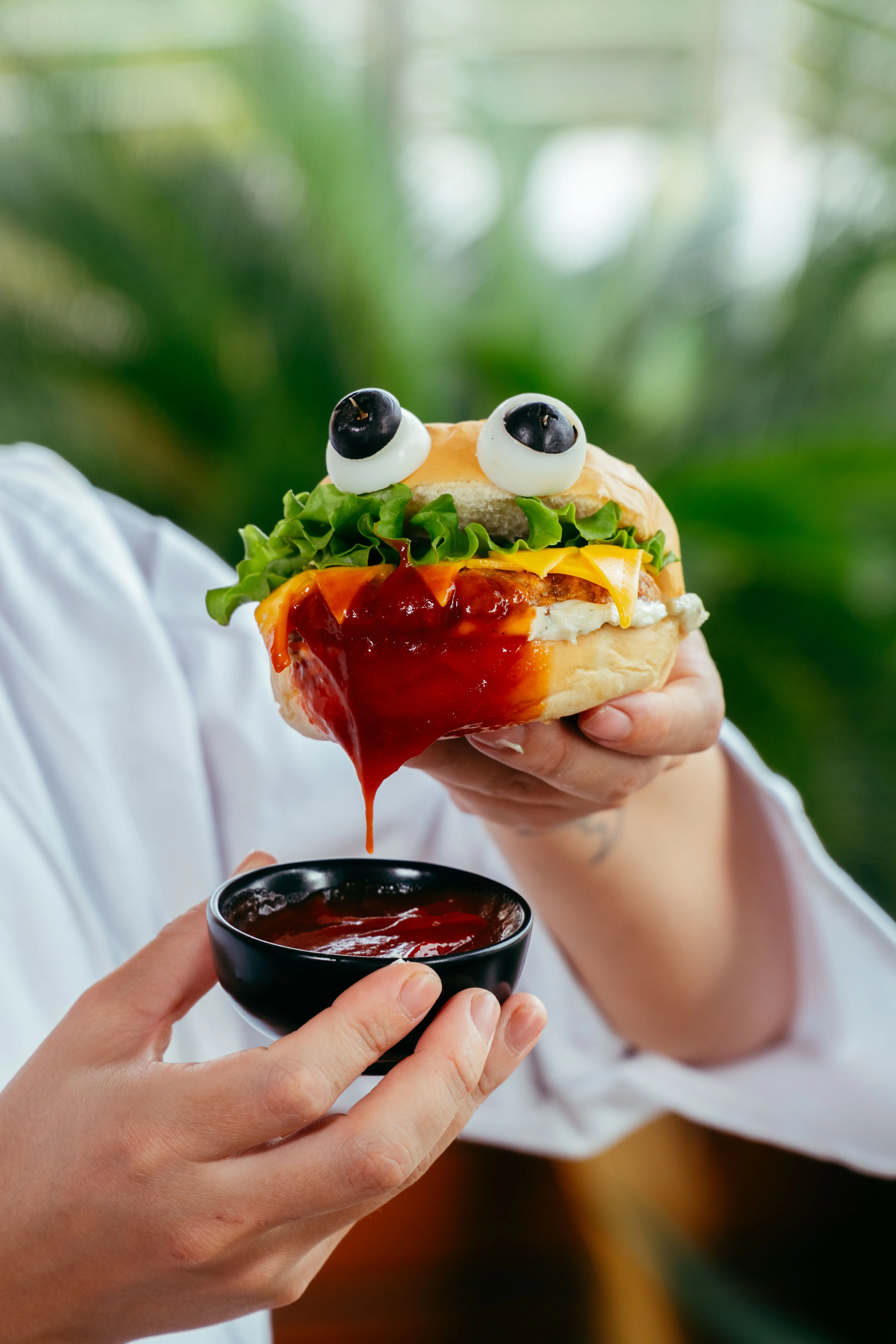 Hamburguesa VEGETAL presentada de manera divertida en una experiencia de The Top Food
